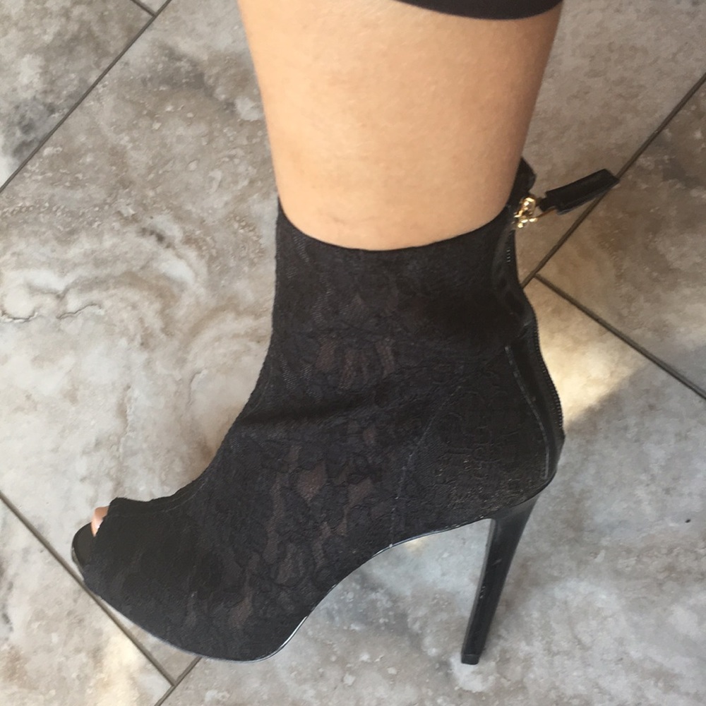 GUESS NWT BLACK LACE ARAYA PEEP TOE BOOTIES SIZE 9 - Picture 1 of 10